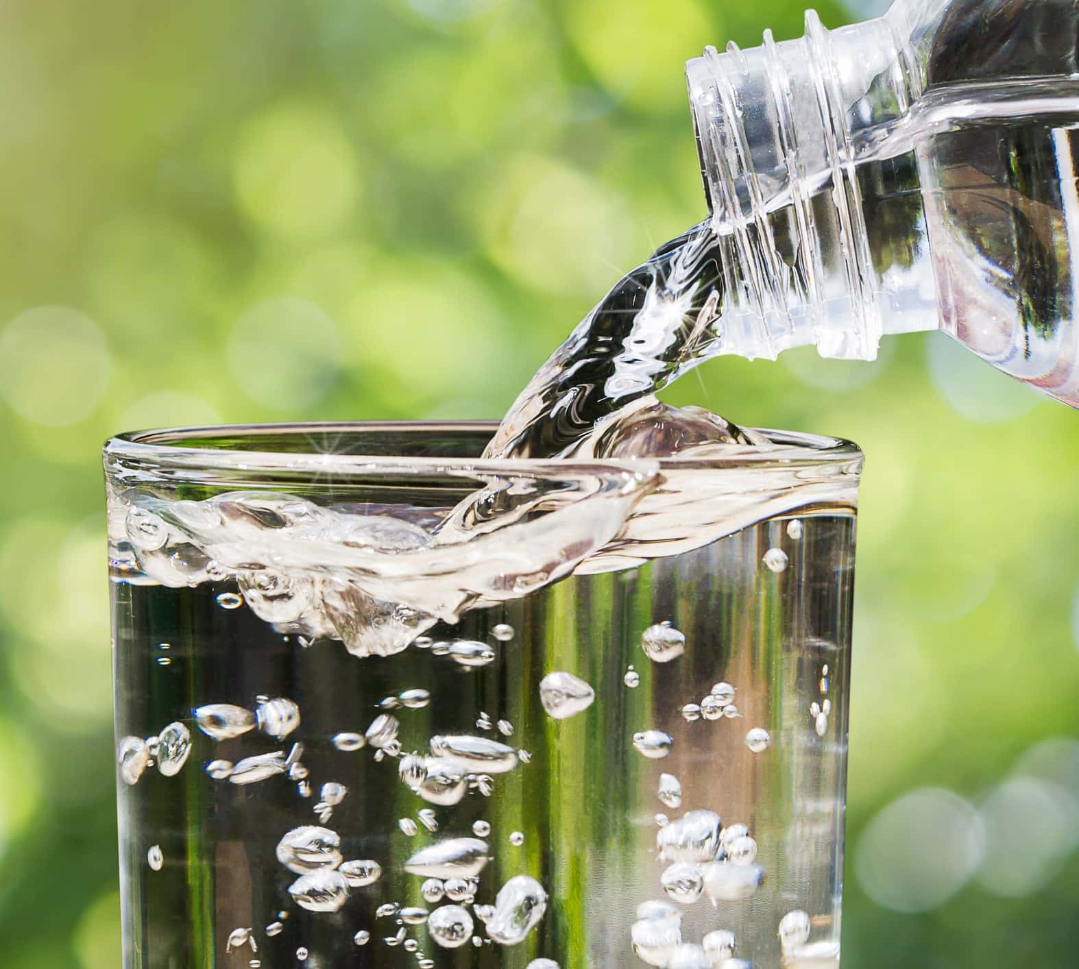 Wasser wird in ein Glas eingeschenkt